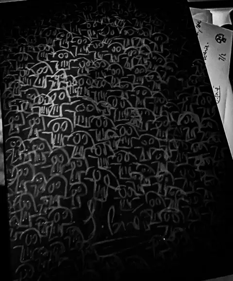 Motivo de pequeñas calaveras dibujadas a mano, fondo negro