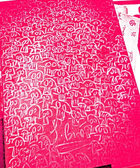 Motivo de pequeñas calaveras dibujadas a mano, fondo rosa